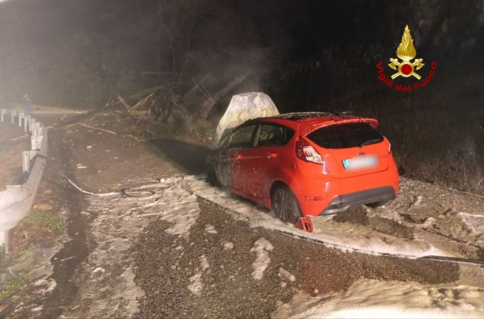 Alberi cadono in strada per una frana, Ford Fiesta ci sbatte contro e si incendia