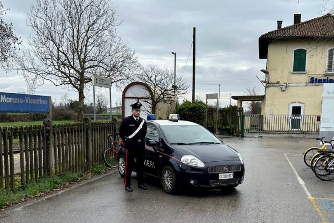Spacca il finestrino di un’auto e ruba tutto ciò che ci trova dentro