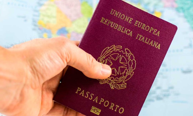 Tenta il rinnovo del permesso di soggiorno… con un passaporto falso