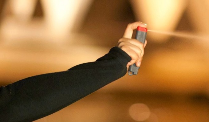 Spruzza spray al peperoncino contro un’anziana per rubarle qualche moneta dal portafoglio