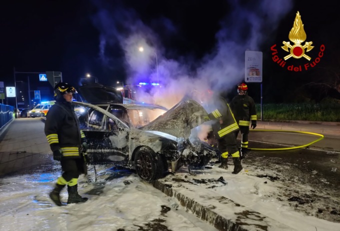 Violento frontale tra due auto a Zanè, una prende fuoco: un morto e due feriti