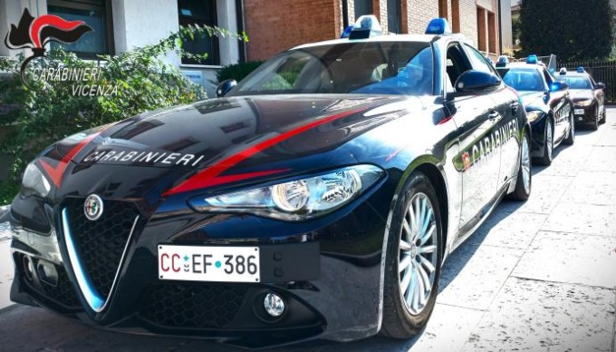 Non può avvicinarsi all’ex compagna, ma lo trovano sotto casa sua