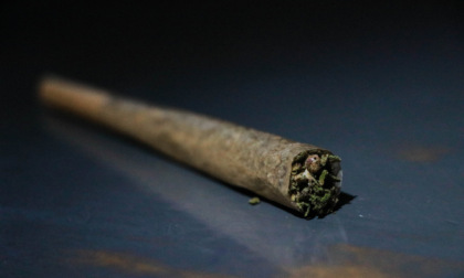 Beccato a fumare uno spinello in auto, scatta la perquisizione in casa: trovato con marijuana e MDMA