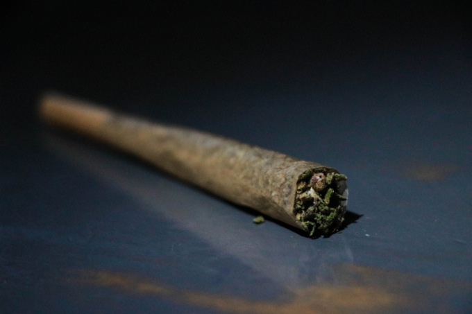 Beccato a fumare uno spinello in auto, scatta la perquisizione in casa: trovato con marijuana e MDMA