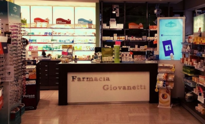 Ruba un portafoglio e viene inseguito fino in farmacia, scoppia la lite a colpi di medicinali