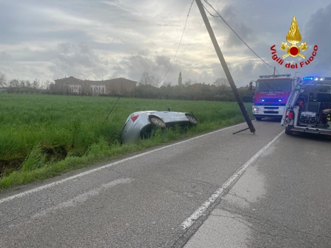 Perdono il controllo dell’auto e abbattono un palo del telefono, feriti 4 ragazzi