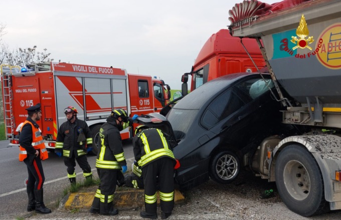 Perde il controllo della sua Bmw e finisce incastrato in un autoarticolato