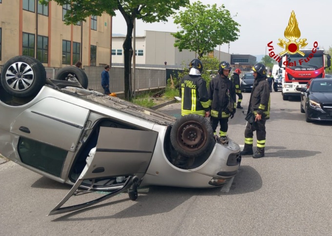 Perde il controllo dell’auto, si rovescia e abbatte un albero