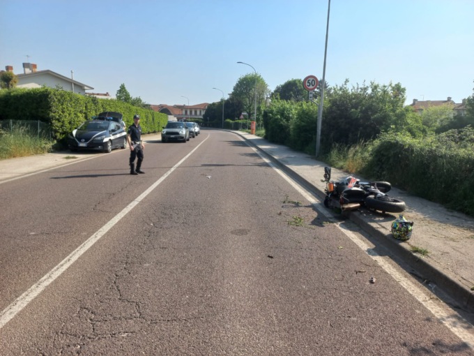 Perde il controllo della moto e si schianta sul marciapiede, 22enne in codice rosso in ospedale