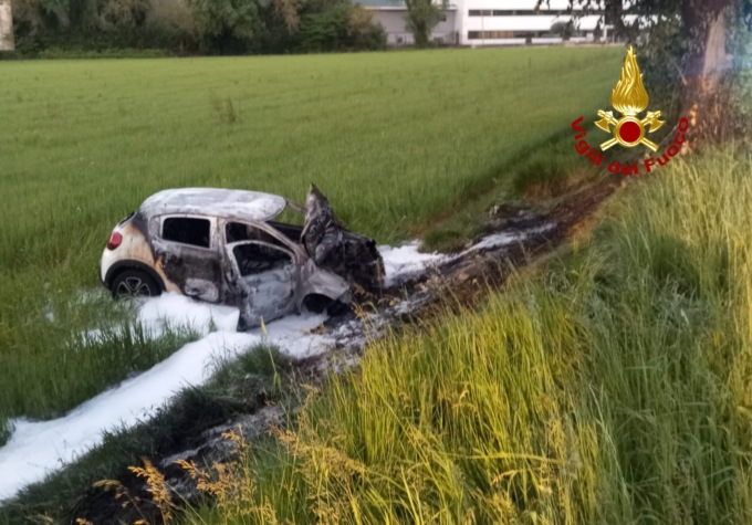 Finisce fuori strada e prende fuoco l’auto: ferito il conducente