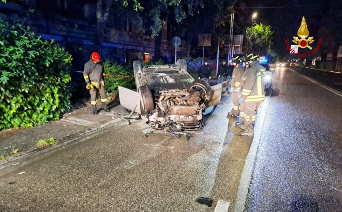 Audi A3 impatta contro la rotonda e si capovolge, ferito il conducente
