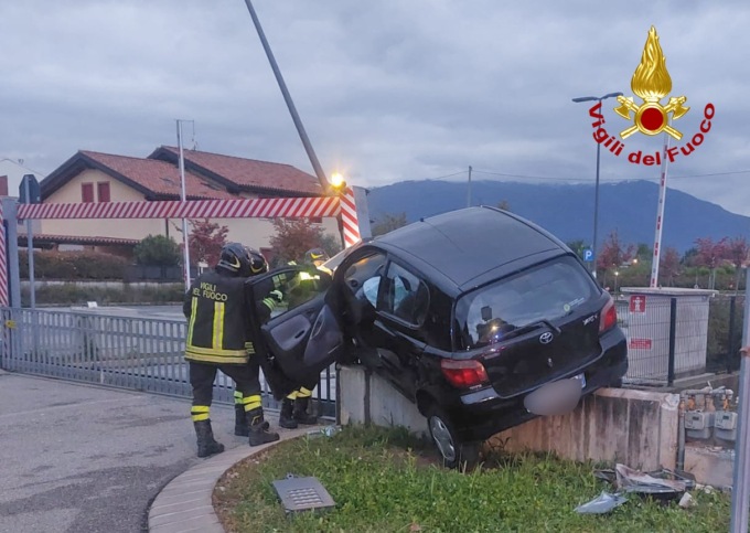 Perde il controllo dell’auto e finisce sopra un muretto danneggiando alcuni contatori del gas