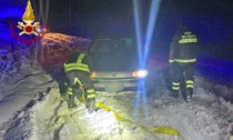 Bloccati nella neve di notte vicino al rifugio Granezza, cinque ragazzi si salvano grazie al sistema d'emergenza dell'auto