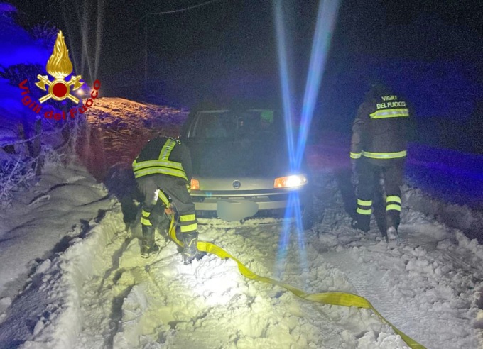 Bloccati nella neve di notte vicino al rifugio Granezza, cinque ragazzi si salvano grazie al sistema d’emergenza dell’auto