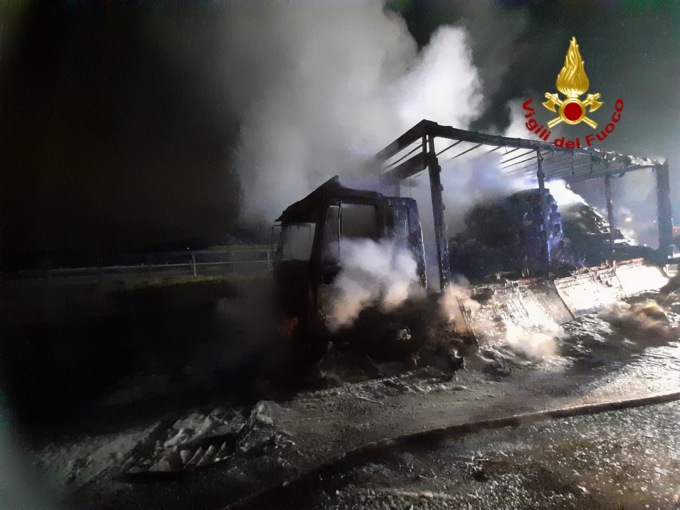 Sente uno scoppio provenire dal motore e accosta, quando scende il camion prende fuoco