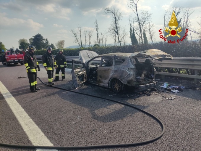Nota che qualcosa non va, scende dall’auto e questa prende fuoco
