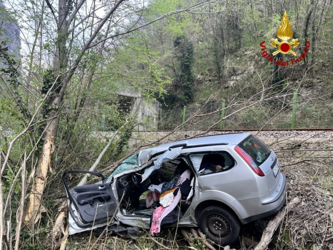 Valbrenta, auto finisce fuori strada appena sotto linea ferroviaria: un ferito