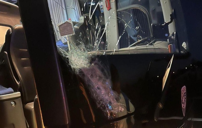 Sassi dal cavalcavia centrano un pullman sulla A4: era il Brescia Calcio che tornava a casa