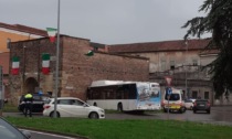 Bus si schianta contro porta San Bortolo, due feriti