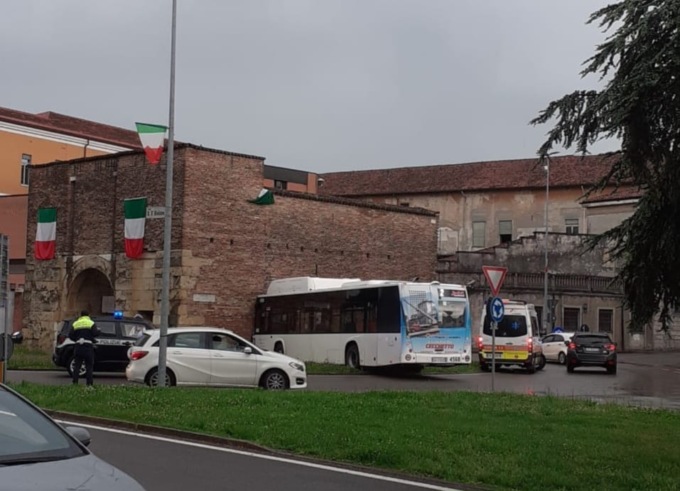 Bus si schianta contro porta San Bortolo, due feriti