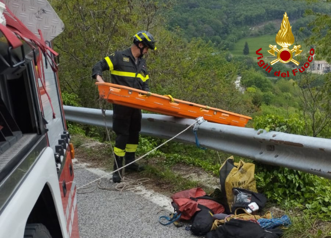Cade dalla moto lungo la Sp 72 e precipita in un dirupo di sei metri