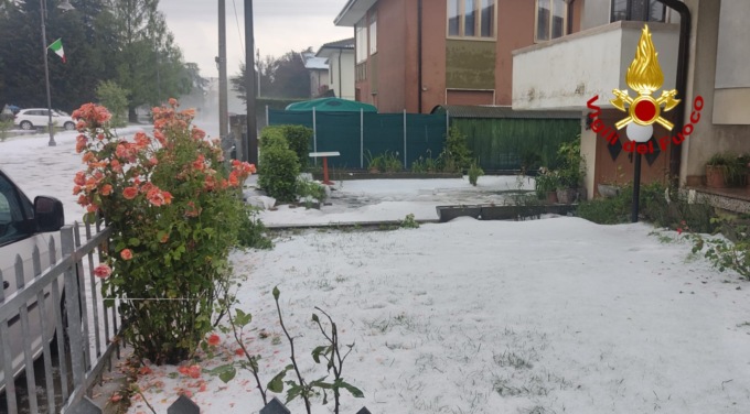 Violenta grandinata imbianca le strade di Agugliaro