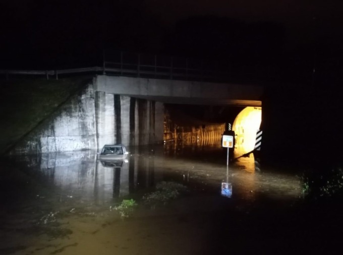 Restano bloccate con l’auto in un sottopasso allagato, Carabinieri si lanciano nell’acqua e le salvano