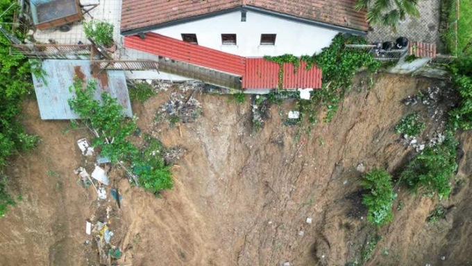 Dopo le forti piogge frana il terreno sotto casa, famiglia si risveglia sul ciglio di un burrone