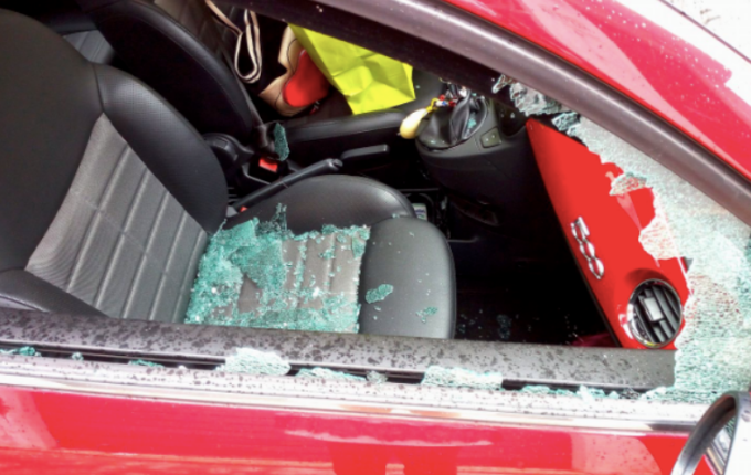 Spacca il vetro di un’auto con un martello per rubare ciò c’è dentro, poi lo usa contro i poliziotti per cercare di scappare