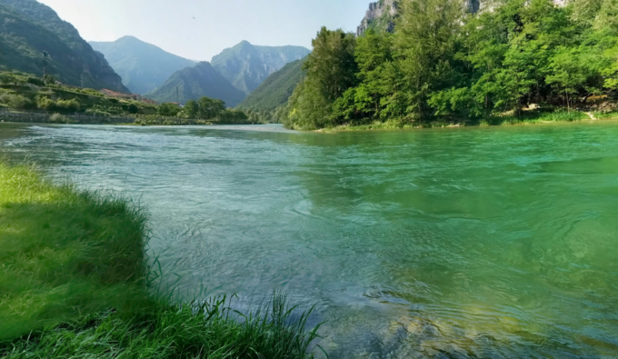 Rischia di finire nel fiume Brenta, ma si salva aggrappandosi all’argine: recuperato dai vigili del fuoco