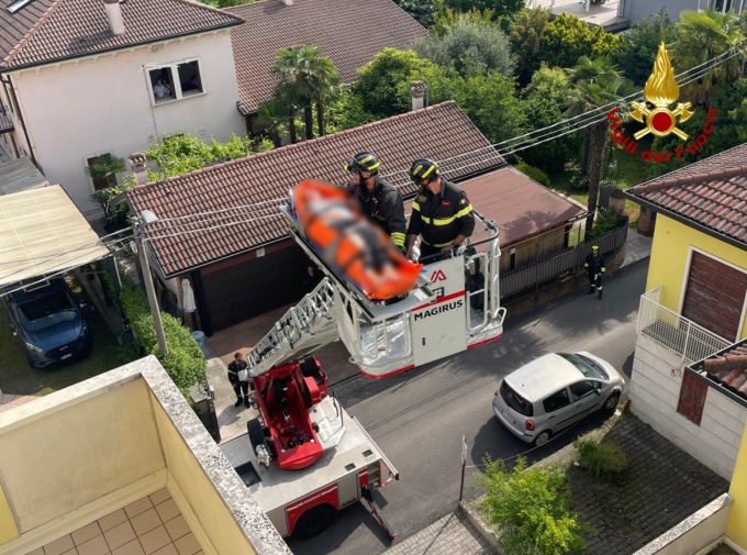 Infortunata in casa: portata giù dal quarto piano sulla barella dell’autoscala
