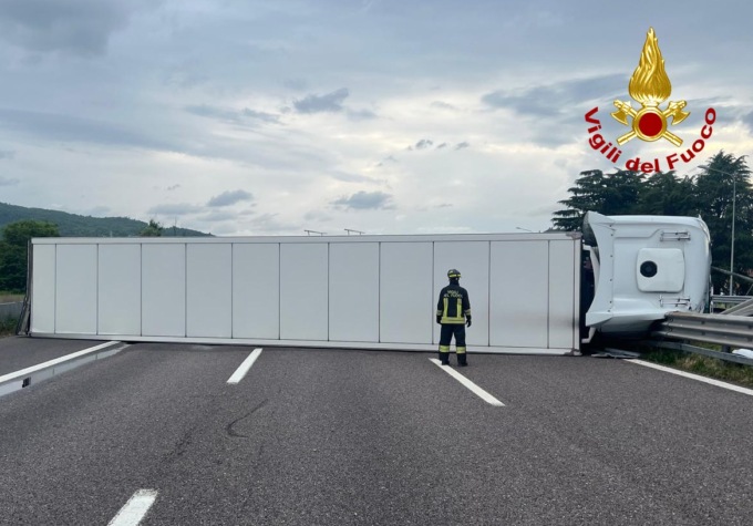 Tir si rovescia in mezzo all’A4 tra Vicenza e Montecchio Maggiore: traffico bloccato per due ore