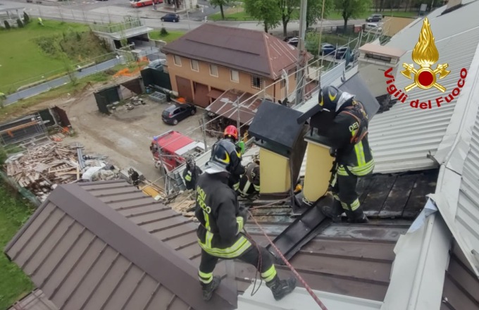 Principio d’incendio sul tetto della vecchia sede dei Carabinieri ad Asiago