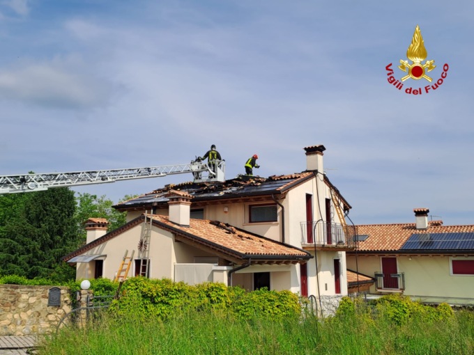 Incendio sul tetto di un’abitazione a Marostica, rogo scaturito dai pannelli solari