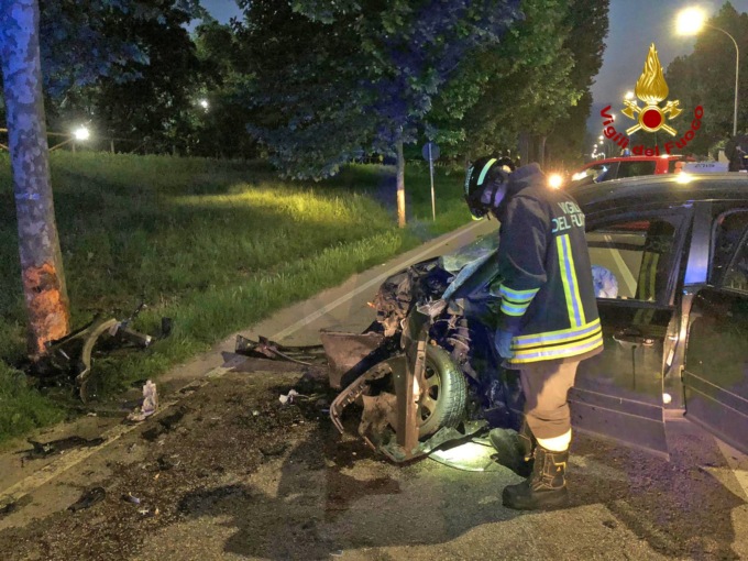 Auto si schianta contro un platano ad Arzignano, mamma e figlio incastrati nel veicolo