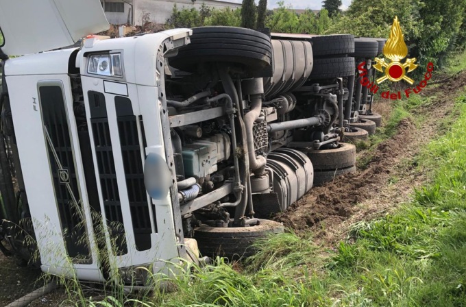 Perde il controllo del camion, e si rovescia su un fianco: illeso il conducente