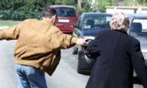 Ladro 27enne scippa la borsetta di un'anziana, ma viene inseguito da un passante che lo ferma