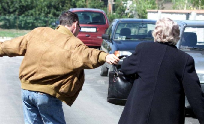 Ladro 27enne scippa la borsetta di un’anziana, ma viene inseguito da un passante che lo ferma