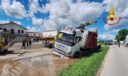 Autoarticolato finisce in un canale di scolo mentre fa manovra e rischia di rovesciarsi