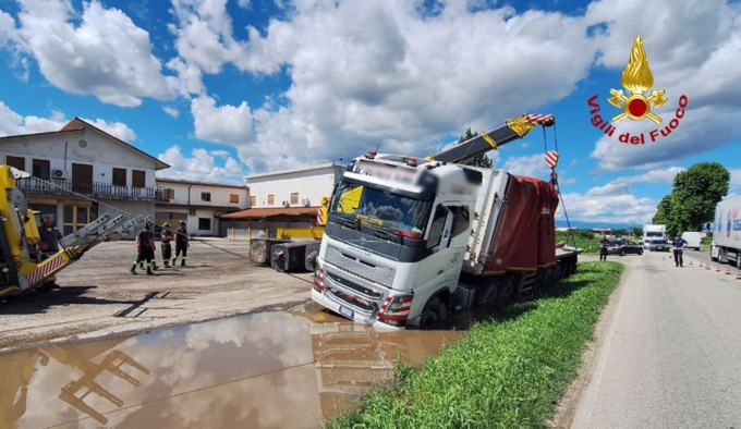 Autoarticolato finisce in un canale di scolo mentre fa manovra e rischia di rovesciarsi