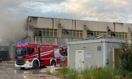 Incendio all'impianto di trattamento rifiuti di Sandrigo, il Comune: "Tenete chiuse porte e finestre"