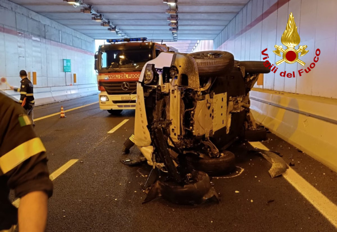 Incidente lungo la SPV: un’auto rovesciata e due feriti