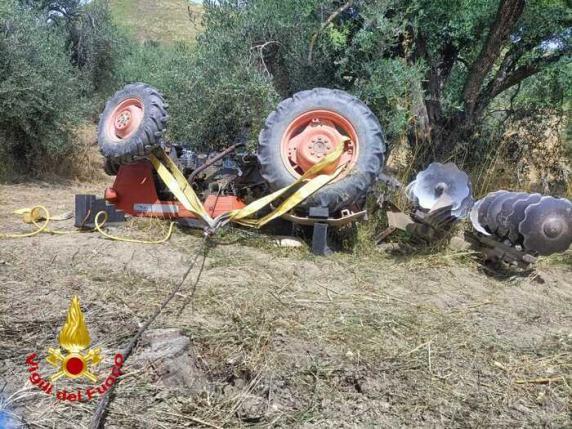 Agricoltore 68enne muore schiacciato dal proprio trattore