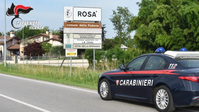 Litiga con un’amica, poi con delle forbici la colpisce al volto e sulle braccia