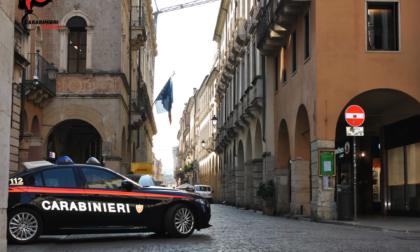 Preso a pugni in faccia e rapinato da una baby gang mentre rientra da lavoro, arrestato il capo 18enne