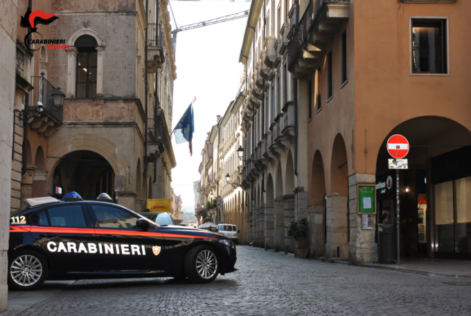 Preso a pugni in faccia e rapinato da una baby gang mentre rientra da lavoro, arrestato il capo 18enne