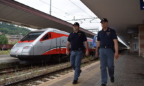 Disturba sul treno e viene raggiunto dalla Polfer: aggredisce gli agenti, ma poi cade e... si addormenta di colpo