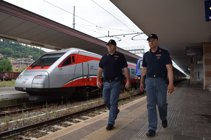 Disturba sul treno e viene raggiunto dalla Polfer: aggredisce gli agenti, ma poi cade e… si addormenta di colpo