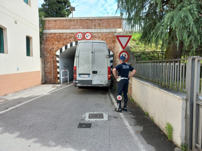 Non prende bene le misure e rimane incastrato con il furgone nel sottopasso ferroviario