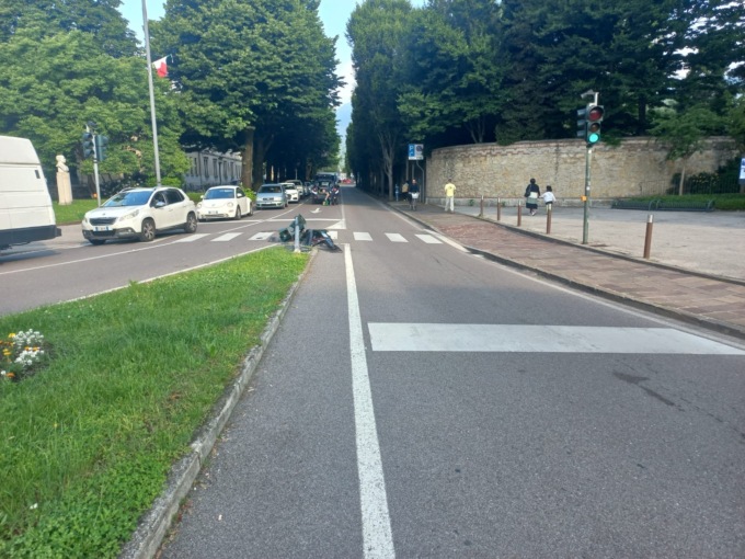 Abbatte un semaforo ma continua a guidare creando scompiglio